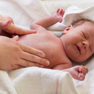 Simptomi i uzroci nadutosti u novorođenčeta