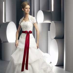 Danas odabrati stil bijela vjenčanica s crvenom!